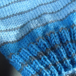 手編みの靴下　シルク混の糸で編んだ、様々なブルーの色使いが楽しい靴下（男性用） 9枚目の画像