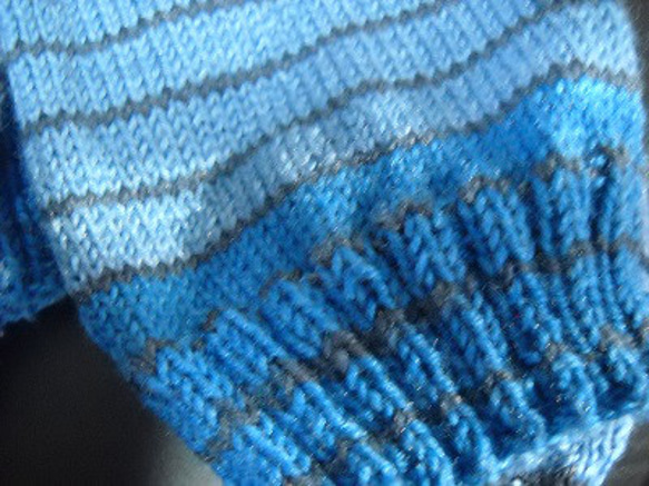 手編みの靴下　シルク混の糸で編んだ、様々なブルーの色使いが楽しい靴下（男性用） 9枚目の画像
