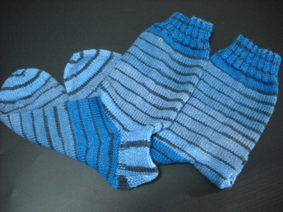 手編みの靴下　シルク混の糸で編んだ、様々なブルーの色使いが楽しい靴下（男性用） 6枚目の画像