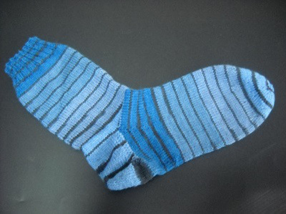 手編みの靴下　シルク混の糸で編んだ、様々なブルーの色使いが楽しい靴下（男性用） 3枚目の画像