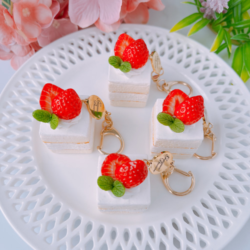 小さないちごショートケーキ キーホルダー☆フェイクスイーツ クレイ