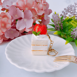 小さないちごショートケーキ　キーホルダー☆フェイクスイーツ　クレイケーキ　いちごショート　スイーツキーホルダー 2枚目の画像