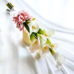 生花に見える】 カラーと胡蝶蘭 白 ピンク ウエディングブーケ 高級