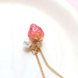 小さな苺とパールのネックレス 4枚目の画像