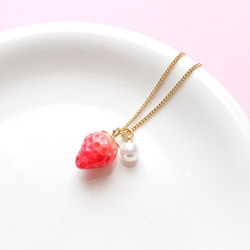 小さな苺とパールのネックレス 1枚目の画像