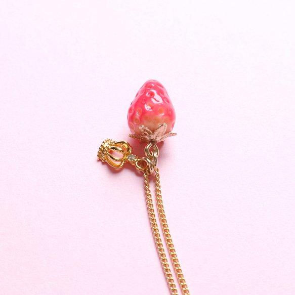 小さな苺と王冠のネックレス 4枚目の画像