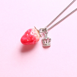 小さな苺と王冠のネックレス＊シルバーカラー 3枚目の画像
