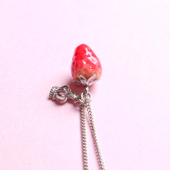 小さな苺と王冠のネックレス＊シルバーカラー 4枚目の画像