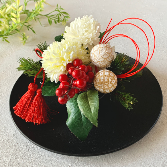 クリーム色のマムの和風アレンジメント　お正月　造花　アーティシャルフラワー　タッセル　お正月　和風　和モダン 2枚目の画像