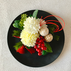 クリーム色のマムの和風アレンジメント　お正月　造花　アーティシャルフラワー　タッセル　お正月　和風　和モダン 4枚目の画像