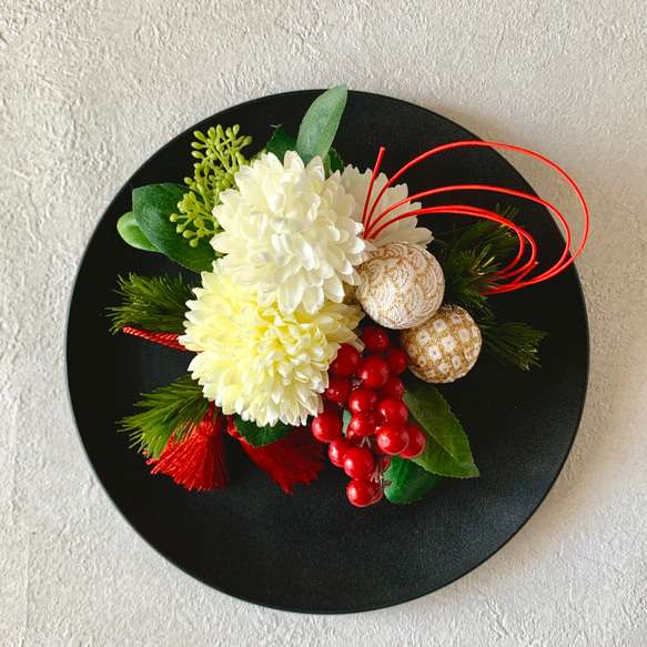 クリーム色のマムの和風アレンジメント　お正月　造花　アーティシャルフラワー　タッセル　お正月　和風　和モダン 4枚目の画像
