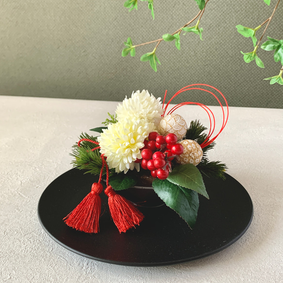 クリーム色のマムの和風アレンジメント　お正月　造花　アーティシャルフラワー　タッセル　お正月　和風　和モダン 1枚目の画像