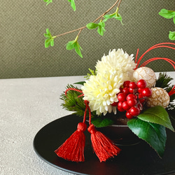 クリーム色のマムの和風アレンジメント　お正月　造花　アーティシャルフラワー　タッセル　お正月　和風　和モダン 5枚目の画像