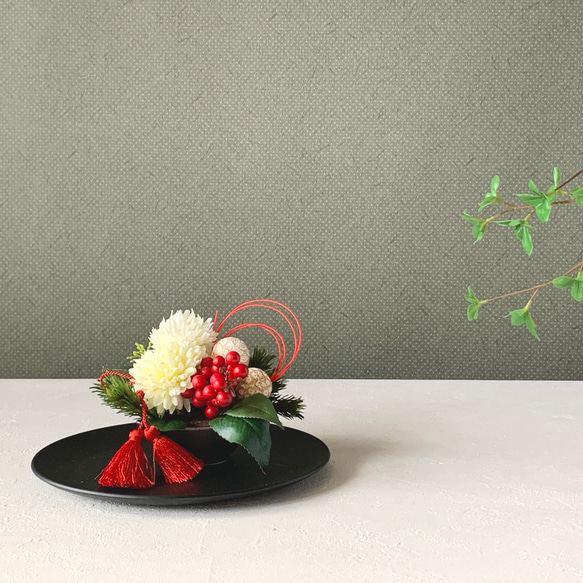 クリーム色のマムの和風アレンジメント　お正月　造花　アーティシャルフラワー　タッセル　お正月　和風　和モダン 6枚目の画像