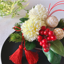 クリーム色のマムの和風アレンジメント　お正月　造花　アーティシャルフラワー　タッセル　お正月　和風　和モダン 3枚目の画像