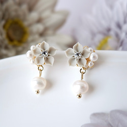 選べるパーツ！やわらかグレーのお花イヤリング、ピアス(受注