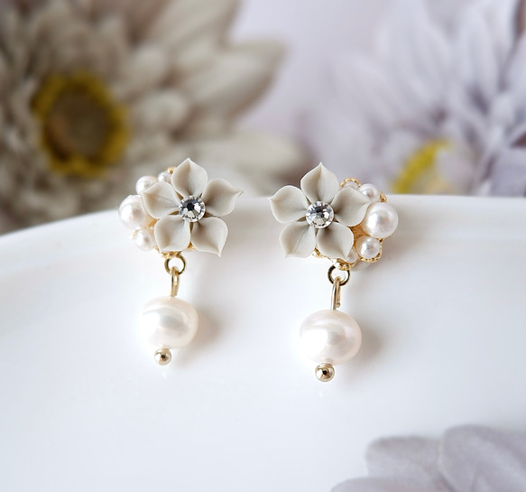 選べるパーツ！やわらかグレーのお花イヤリング、ピアス(受注制作 