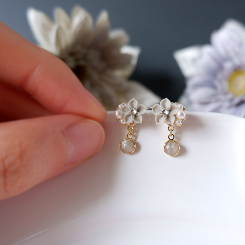 選べるパーツ！やわらかグレーのお花イヤリング、ピアス(受注
