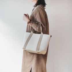 由倉敷棉亞麻帆布和鞣製皮革製成的耐用輕便手提包 M &lt;米色米色&gt; 第8張的照片