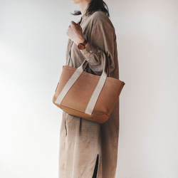 使用了輕量結實的棉麻帆布的托特包 M size 【 駝色 / camel 】 第8張的照片