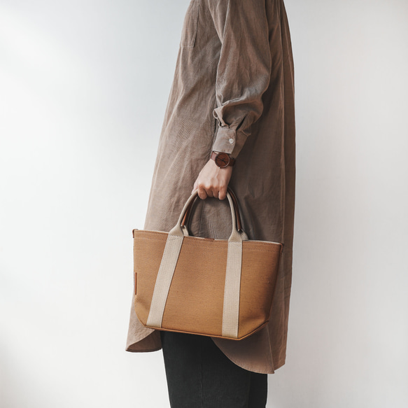使用了輕量結實的棉麻帆布的托特包 M size 【 駝色 / camel 】 第7張的照片