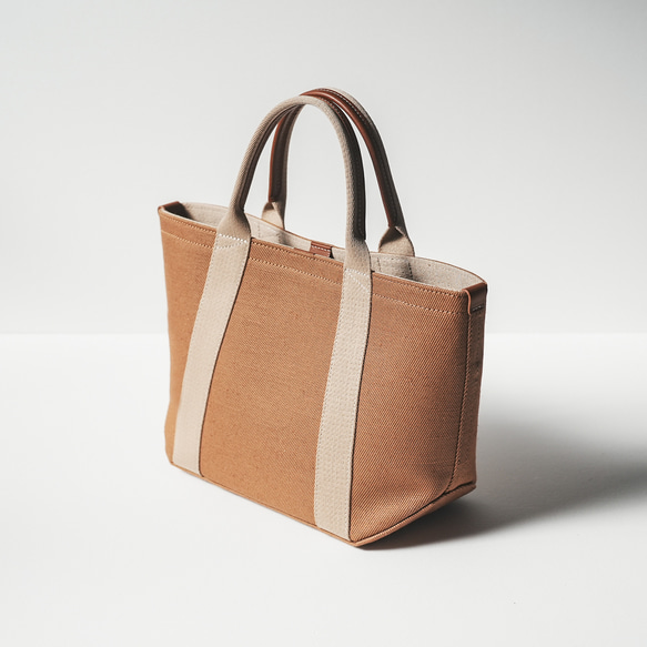 使用了輕量結實的棉麻帆布的托特包 M size 【 駝色 / camel 】 第2張的照片