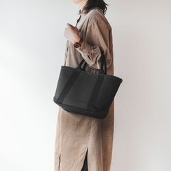 使用了輕量結實的棉麻帆布的托特包 M size 【 黑色 / black 】 第8張的照片