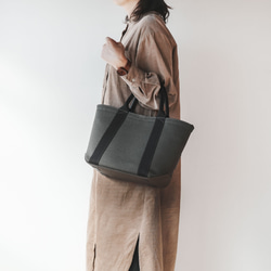 使用了輕量結實的棉麻帆布的托特包 M size 【 卡其 / khaki 】 第8張的照片