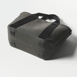 耐用輕便的手提包 M，由倉敷棉亞麻帆布和鞣製皮革製成 &lt;卡其色&gt; 第4張的照片