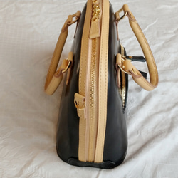 Ch様ご注文のヌメ革の小型ブガッティ型バッグ（黒＆ベージュ色） 3枚目の画像