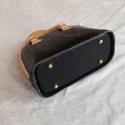 Ch様ご注文のヌメ革の小型ブガッティ型バッグ（黒＆ベージュ色） 5枚目の画像
