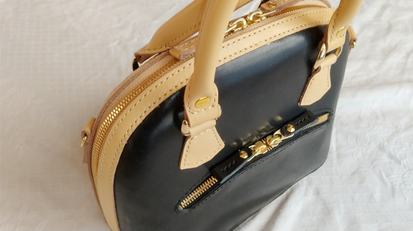Ch様ご注文のヌメ革の小型ブガッティ型バッグ（黒＆ベージュ色） 2枚目の画像