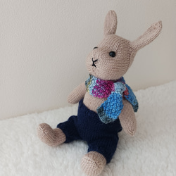 着せ替え用フードケープ付き　ウサギの編みぐるみ　青マフラー 3枚目の画像