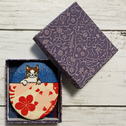 手刺繍オリジナルブローチ＊紅色の花と猫A 2枚目の画像