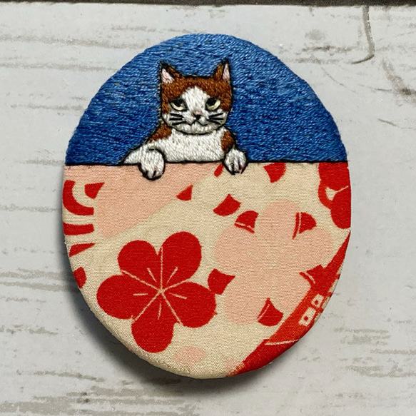 手刺繍オリジナルブローチ＊紅色の花と猫A 1枚目の画像