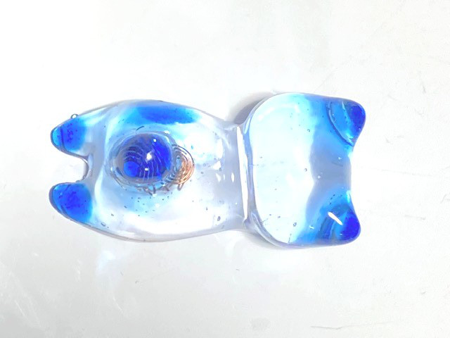 オルゴナイト　うつ伏せ猫ちゃん　青色