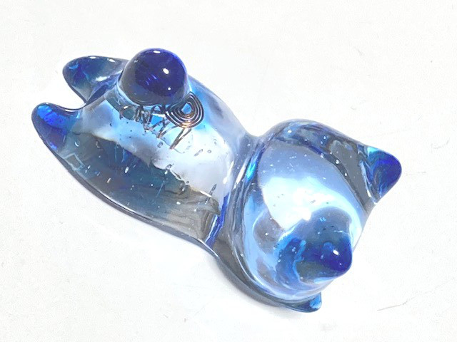 オルゴナイト　うつ伏せ猫ちゃん　青色