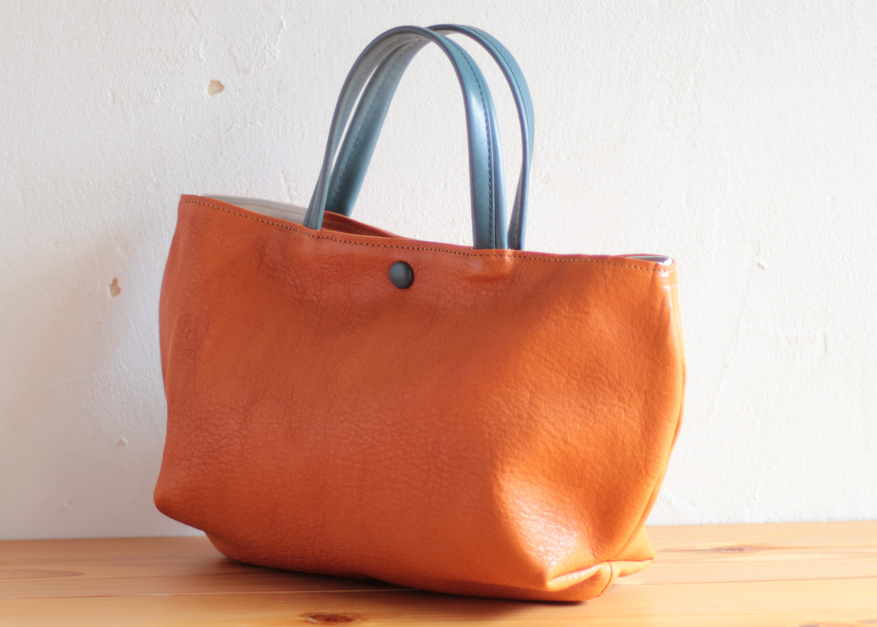 【受注生産】軽さが自慢の素染めレザーとナチュラルレザーのふんわりトートバッグ【商品番号1600ふんわりトート】