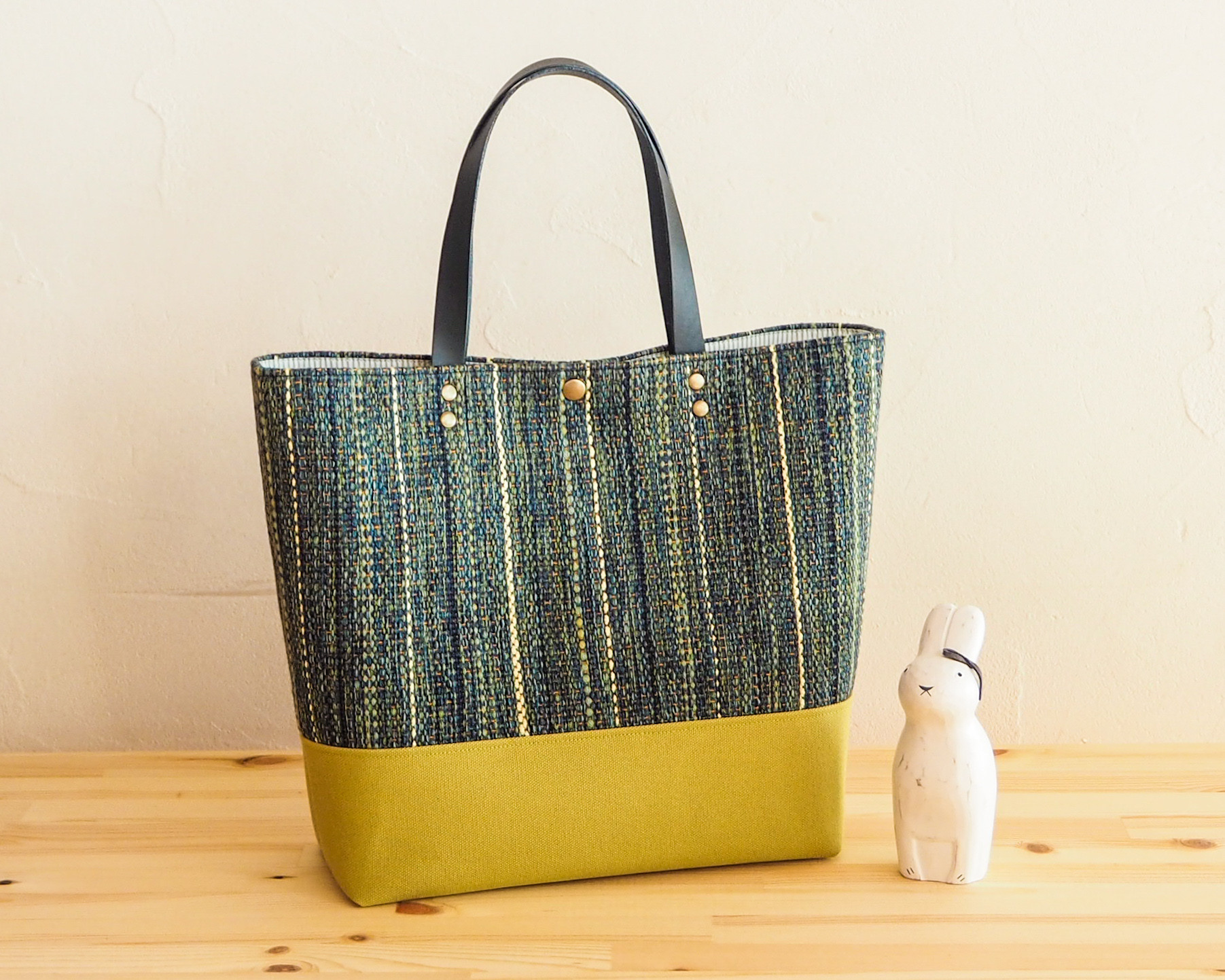 【SALE】ミックスツイード調手織り布のスクエアトート（藍色）