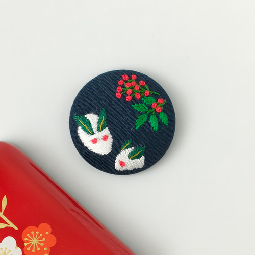 雪うさぎと南天の実 刺繍ブローチ ブローチ かなちゃん手刺繍工房 通販 