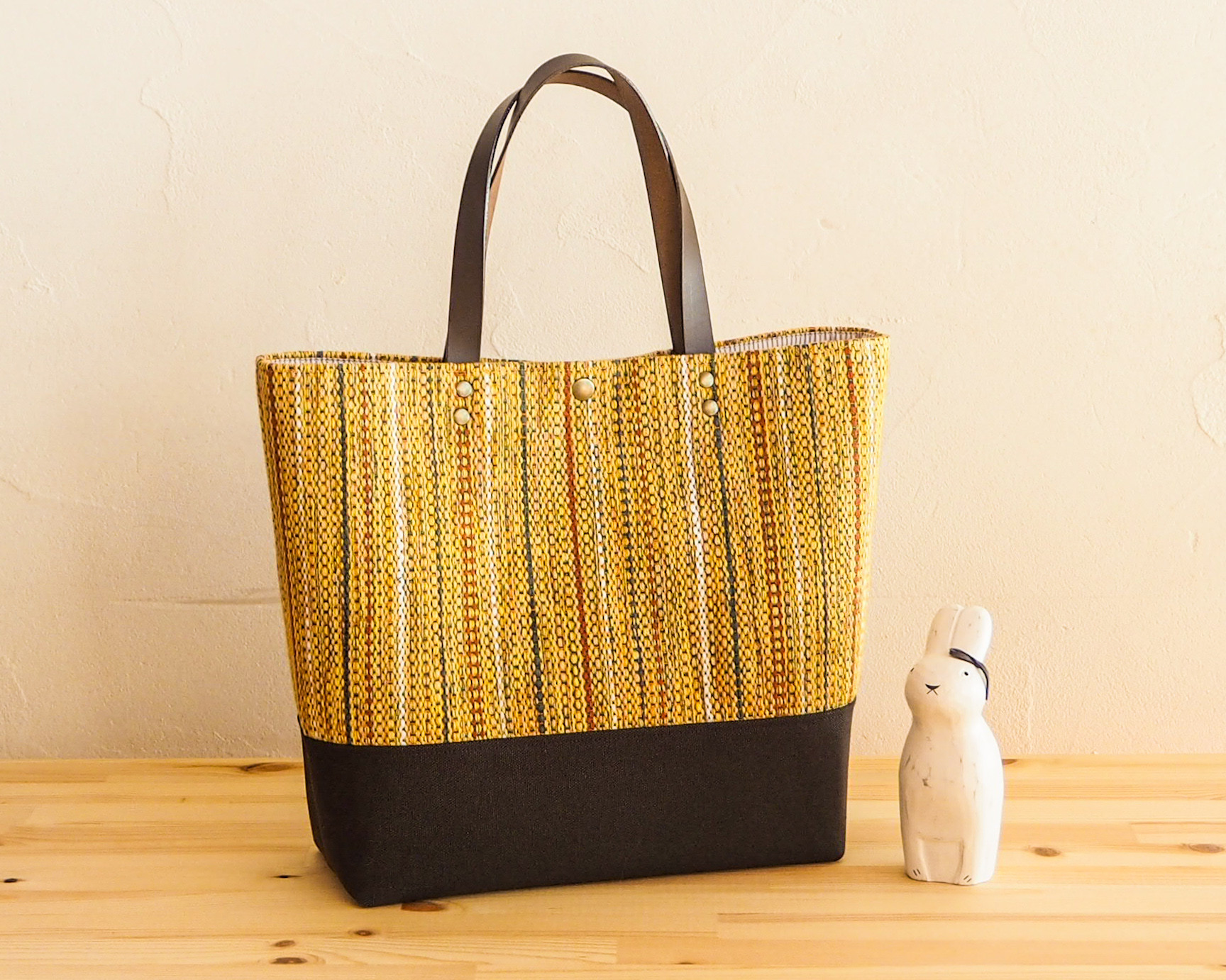 【SALE】ミックスツイード調手織り布のスクエアトート（からし色）