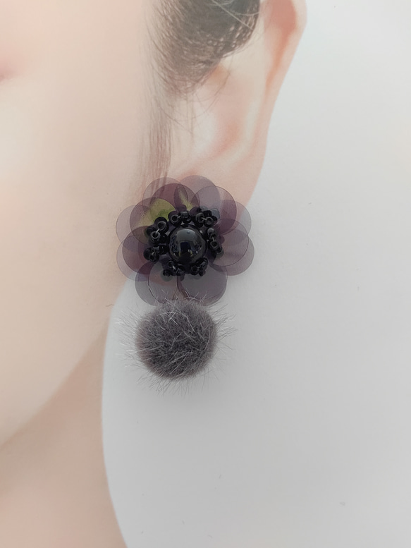 (ブラック)スパンコールフラワー×フェイクファーチャームの耳飾り 4枚目の画像