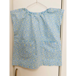 薄いブルーの花柄　女の子用　袖なしスモック　100-110 1枚目の画像