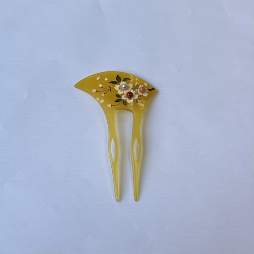 珊瑚と本真珠付き 蒔絵入り かんざし 『桜』 アメ色樹脂製