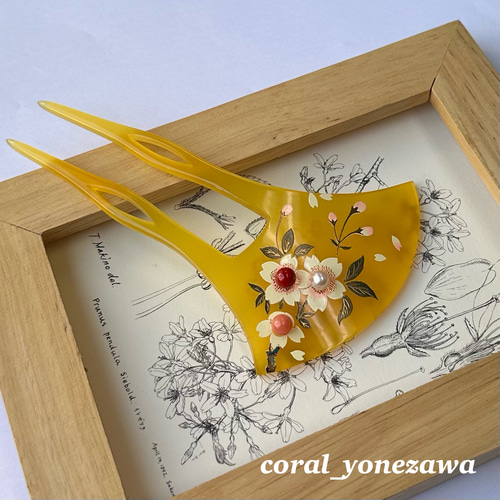 ☆ 珊瑚 と 真珠 の 簪 珊瑚と本真珠付き 蒔絵入り かんざし 『桜』 アメ色樹脂製