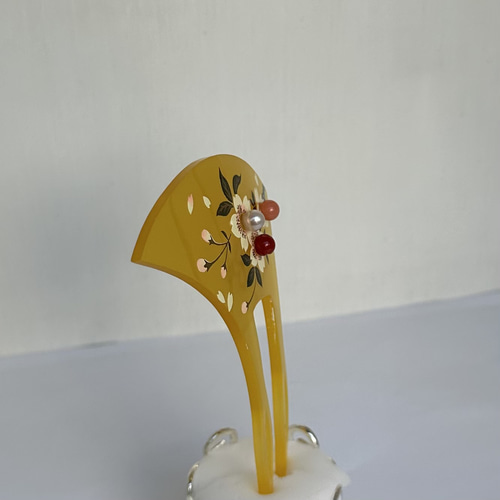 ☆ 珊瑚 と 真珠 の 簪 珊瑚と本真珠付き 蒔絵入り かんざし 『桜』 アメ色樹脂製 R51119H1