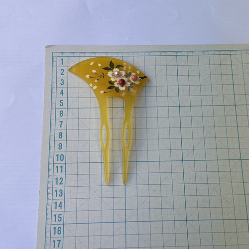 珊瑚と本真珠付き 蒔絵入り かんざし 『桜』 アメ色樹脂製 R51119H1