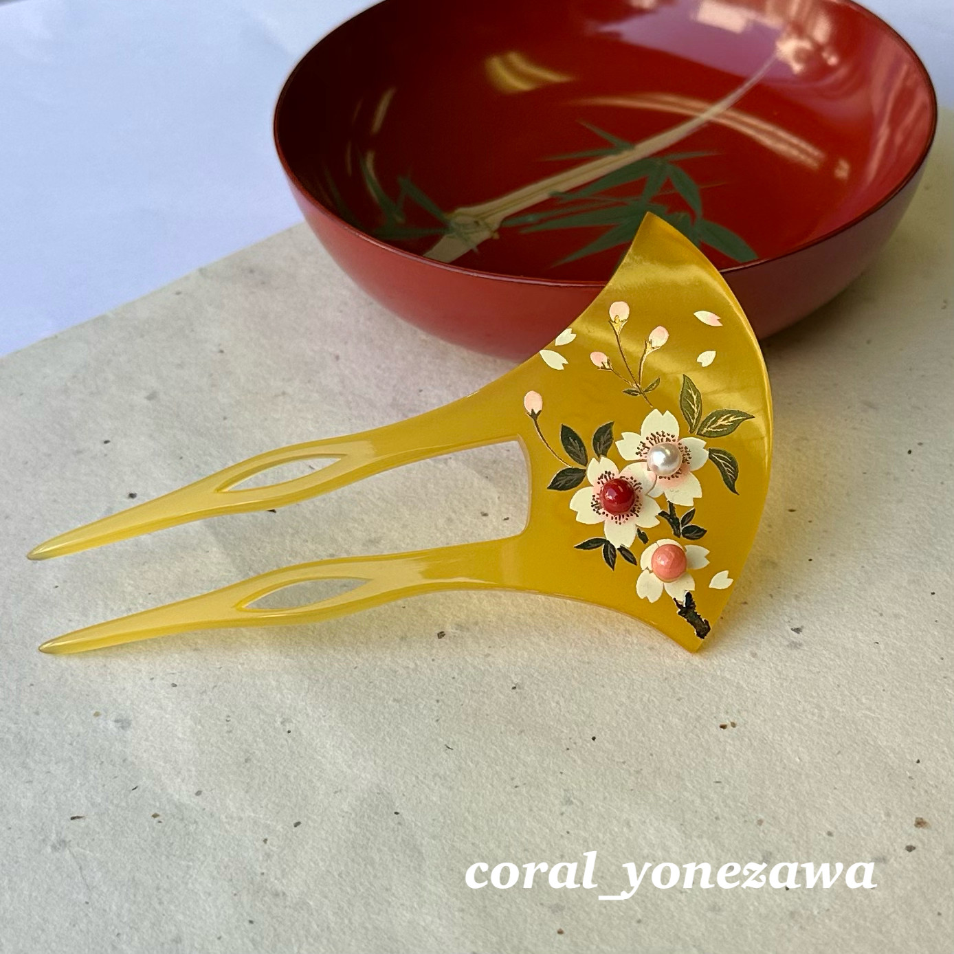 珊瑚と本真珠付き　蒔絵入り　かんざし　『桜』　アメ色樹脂製　R51119H1