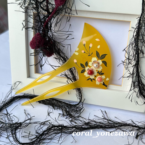 ☆ 珊瑚 と 真珠 の 簪 珊瑚と本真珠付き 蒔絵入り かんざし 『桜』 アメ色樹脂製