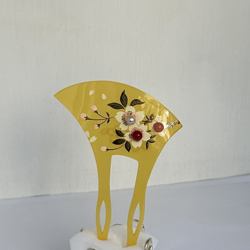 ☆ 珊瑚 と 真珠 の 簪 珊瑚と本真珠付き 蒔絵入り かんざし 『桜』 アメ色樹脂製